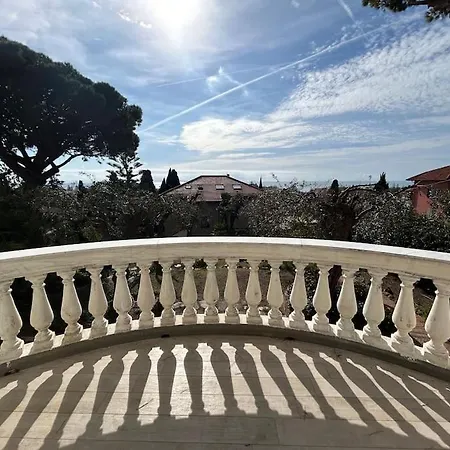 Elegante Vista Mare Villa