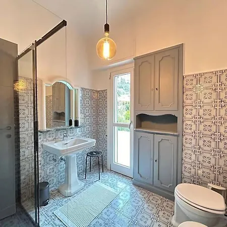 Elegante Vista Mare Villa